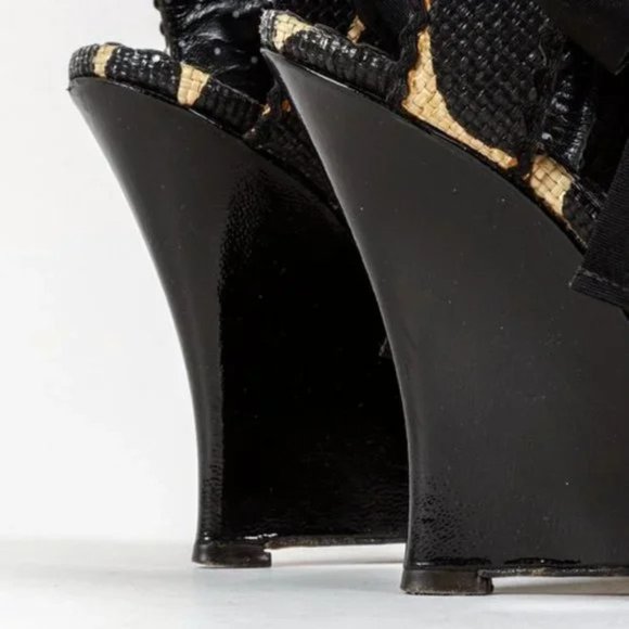 Moschino Cheap and Chic Spotted Raffia Wedges with Bow - Picture 9 of 10